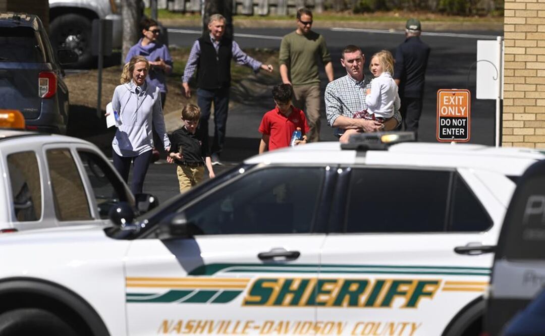 Familias salen de un lugar de reunión con sus hijos en Nashville, Tennessee, 27 de marzo de 2023, después de un tiroteo que mató a varios niños en la escuela Covenant de Nashville. Foto: AP