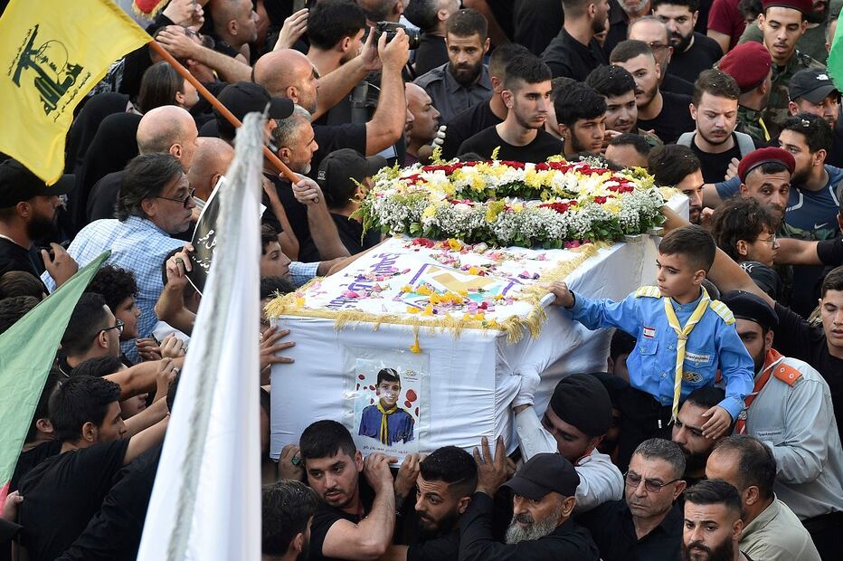 Los dolientes llevan el ataúd de una de las personas que murió un día antes en explosiones de buscapersonas, durante la procesión fúnebre en el suburbio sur de Beirut, Líbano. Foto: EFE