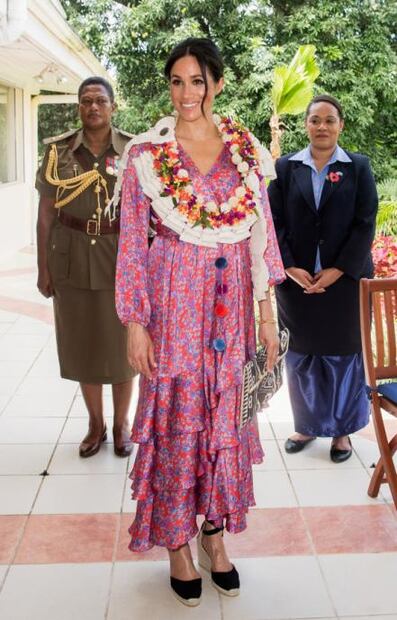 Meghan Markle sorprende con un look colorido en las Islas Fiji