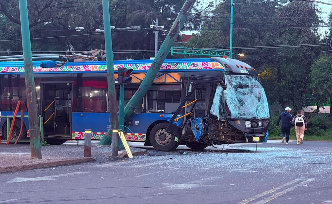 Trolebús choca contra un poste en Eje Central; accidente provoca afectaciones viales. Foto: Especial