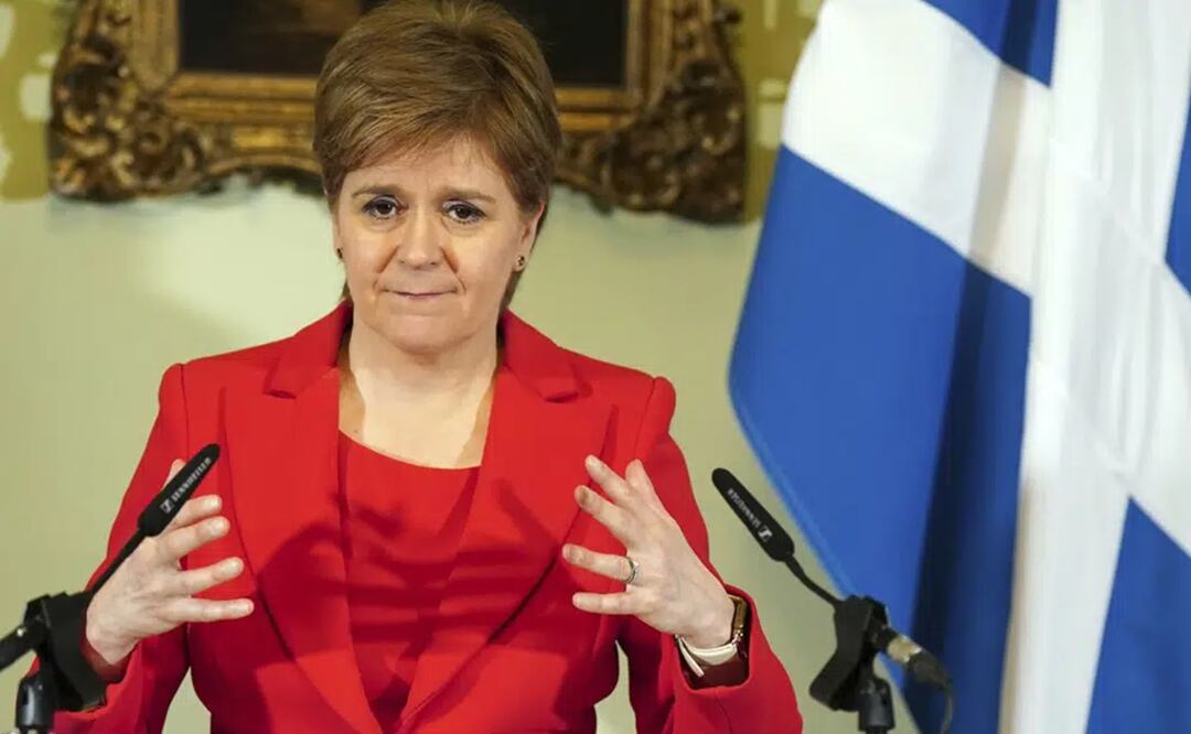 Nicola Sturgeon habla durante una conferencia de prensa en Edimburgo, el miércoles 15 de febrero de 2023. Foto: AP