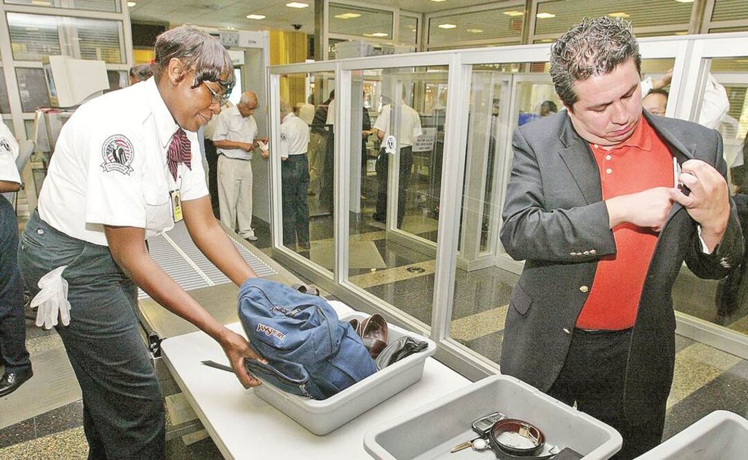 Revisiones en el aeropuerto Ronald Reagan de Virginia, EU.
