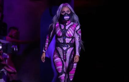 El cubrebocas futurista de Lady Gaga 