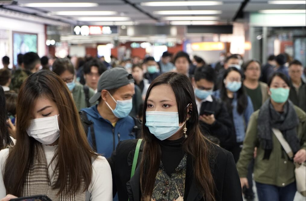 Pasajeros en el metro de Hong Kong utilizan cubrebocas ante advertencias de coronavirus. Foto AP