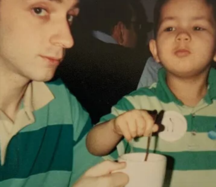 Protagonista de “Las pistas de Blue” se reencuentra con fan tras 20 años; rompen en llanto