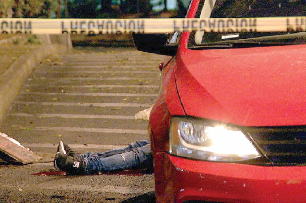 Cámaras del C5 captaron el ataque de sujetos armados a los hombres; los agresores huyeron en un auto con cromática de taxi de la CDMX. (ARCHIVO EL UNIVERSAL)