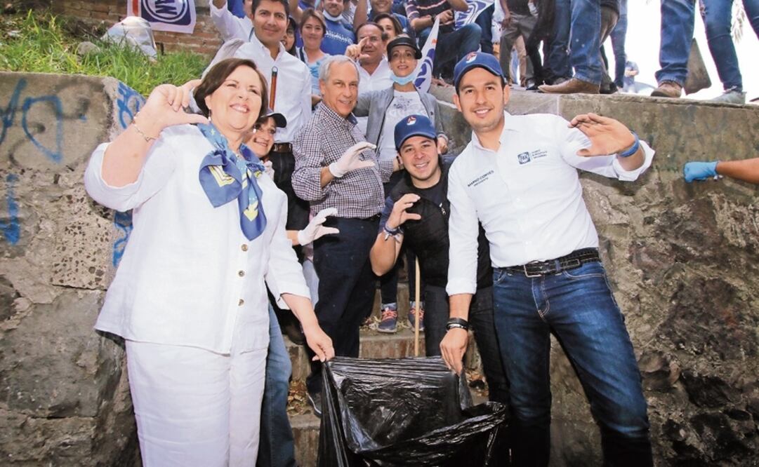 El exaspirante a la candidatura de Morena, Alejandro Armenta (centro), participó en el reto de recolección de desechos en el río Atoyac / OMAR CONTRERAS. EL UNIVERSAL