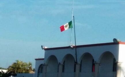 Izan al revés bandera de México en Yucatán 