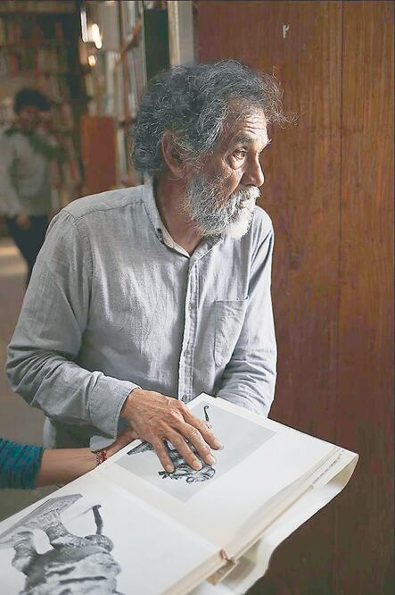 Toledo, apasionado coleccionista, viaja usualmente al DF para comprar libros que lleva a los jóvenes de Oaxaca (JUAN CARLOS REYES. EL UNIVERSAL)