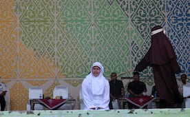 Pareja recibe latigazos en público por violar ley sharia en Indonesia; subieron un TikTok dándose un beso sin estar casados