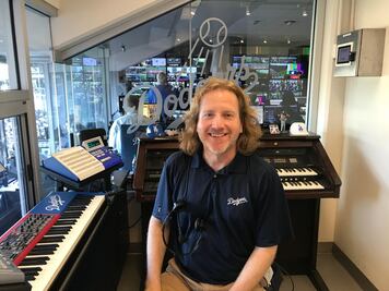 Los Ángeles Azules animan los juegos de los Dodgers en la Serie Mundial