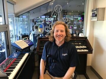 Los Ángeles Azules animan los juegos de los Dodgers en la Serie Mundial