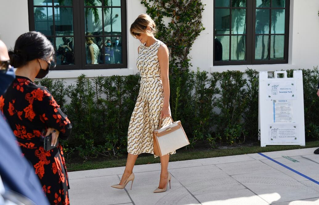 El vestido que usó Melania Trump es un diseño de la firma italiana Gucci / Foto: AP