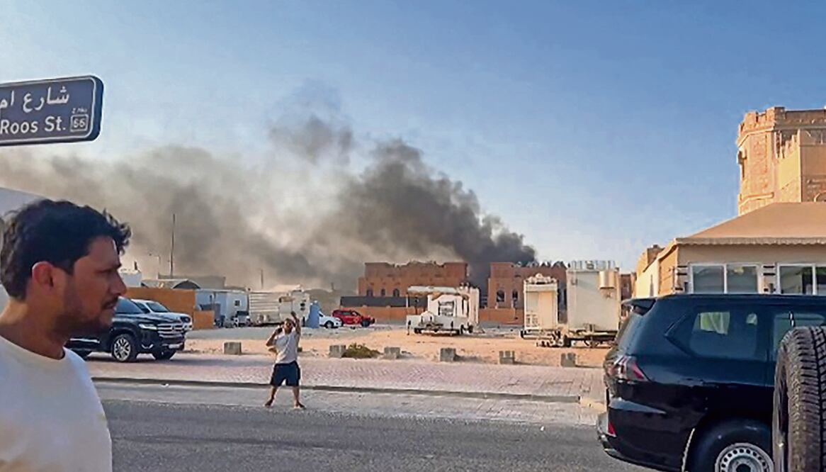 Una columna de humo tras las explosiones en Doha, Qatar. Foto: Jacqueline Penney / AFP