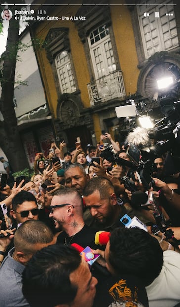 J Balvin comparte foto con fans en la Ciudad de México .