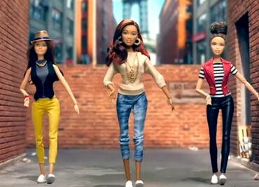 Termina medio siglo de tortura; Barbie ya usa chanclas