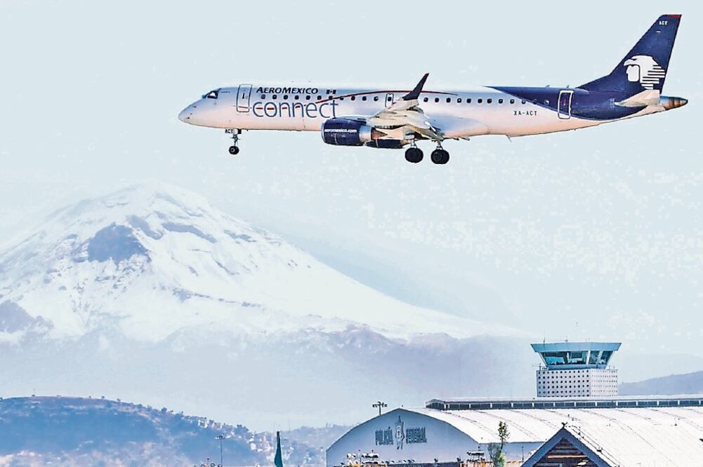 Rezago. Indra destacó que actualmente no hay tecnología moderna para el desvío automático de aeronaves (ARCHIVO EL UNIVERSAL)