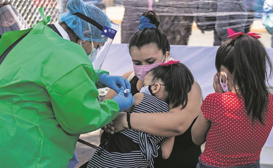 En la Ciudad de México se estima que hay 93 mil menores en el rango de los siete años, quienes siguen en el calendario de vacunación. Foto: Archivo EL UNIVERSAL 