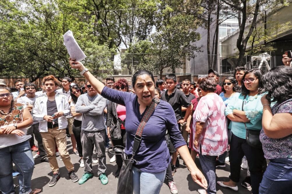 Largas filas y caos se vivieron en la casilla especial de la delegación Benito Juárez, ubicada sobre avenida Coyoacán (GERMÁN ESPINOSA. EL UNIVERSAL)