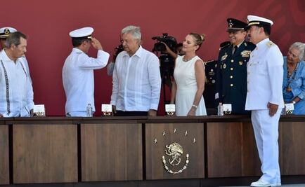AMLO entrega condecoración al secretario de la Marina por 50 años de servicio