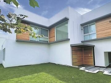 Asegura FGR autos de lujo y 3 mil dosis de metanfetamina en Jalisco