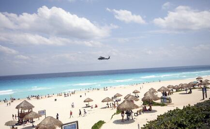 Foreign tourist attacks Mexican reporter while she films a group vacationing in Puerto Vallarta amid the COVID-19 pandemic