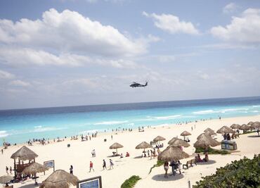 Foreign tourist attacks Mexican reporter while she films a group vacationing in Puerto Vallarta amid the COVID-19 pandemic