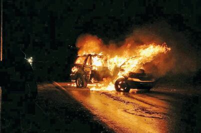 Queman autos; exigen consulta ciudadana