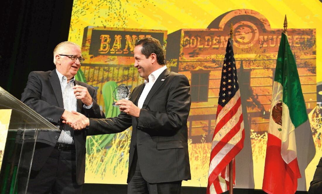 Durante la Cumbre Mundial de Asociados Cetiport 2015, directivos de Microsoft y Pearson galardonaron al gobernador del Estado de México (ESPECIAL)