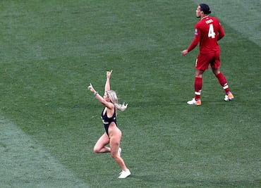 Modelo que entró al campo en Champions ahorró 3.9 mdd a sitio porno