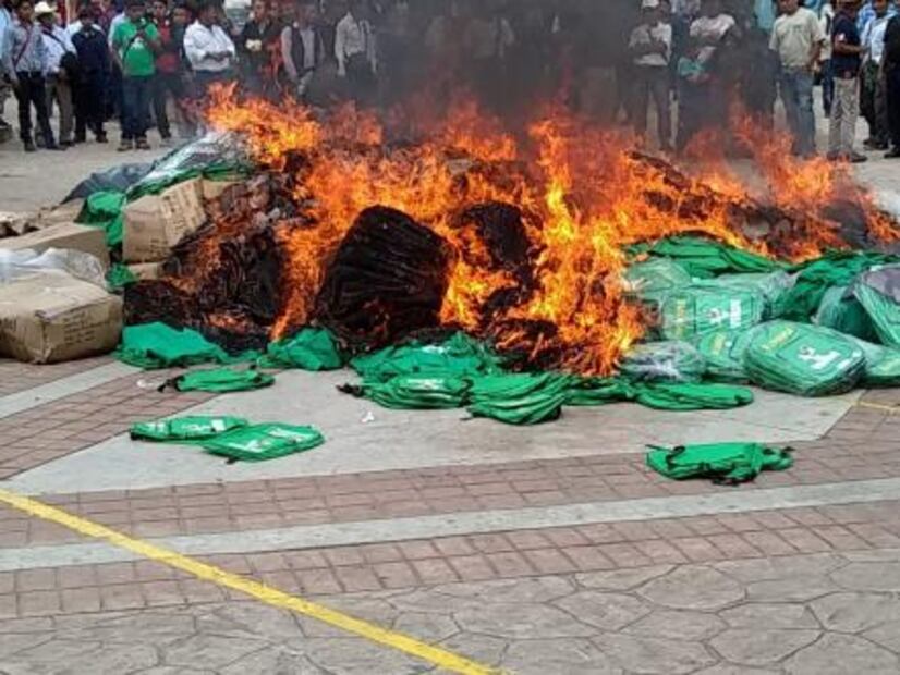 Pobladores queman propaganda política en Oxchuc, Chiapas