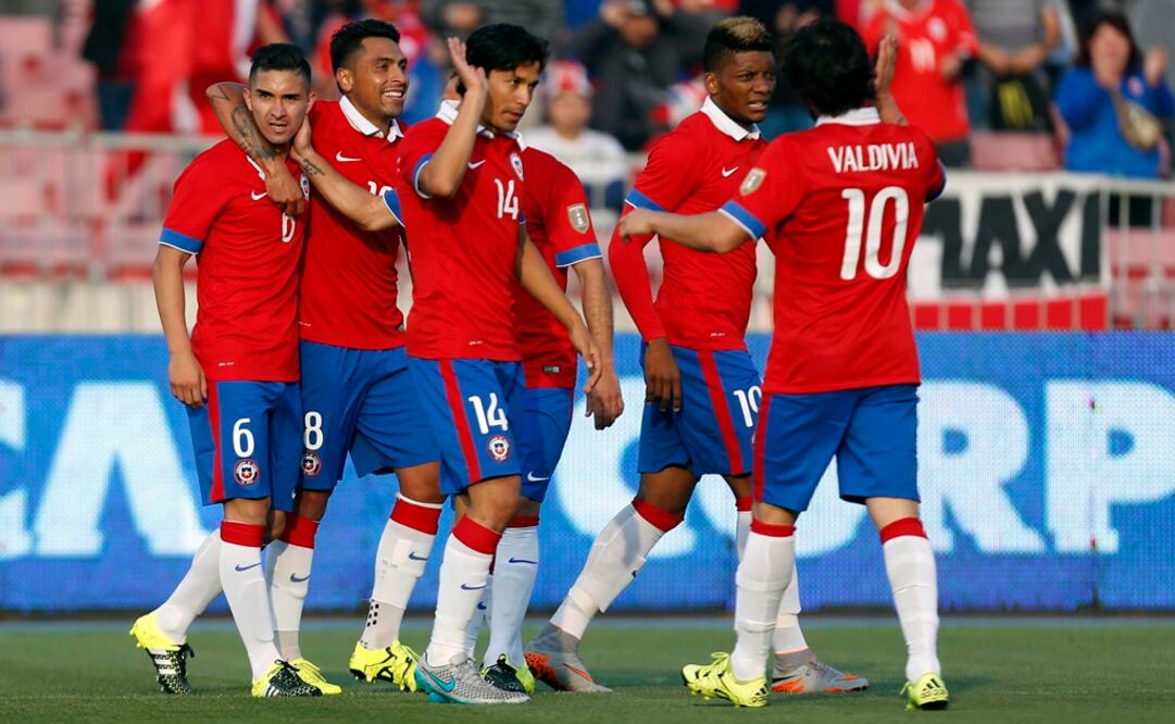 Los jugadores de Chile celebran un gol. AP