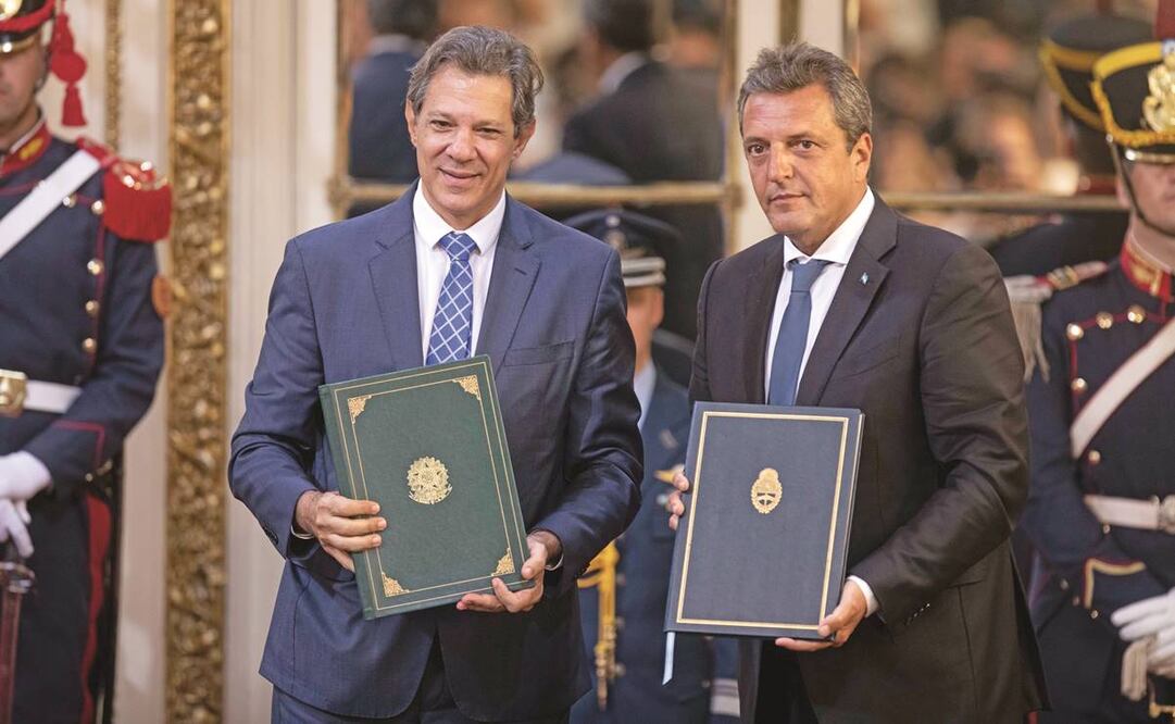 El secretario de Hacienda de Brasil, Fernando Haddad, con el ministro de Economía argentino, Sergio Massa. Foto: Martín Zabala/Xinhua