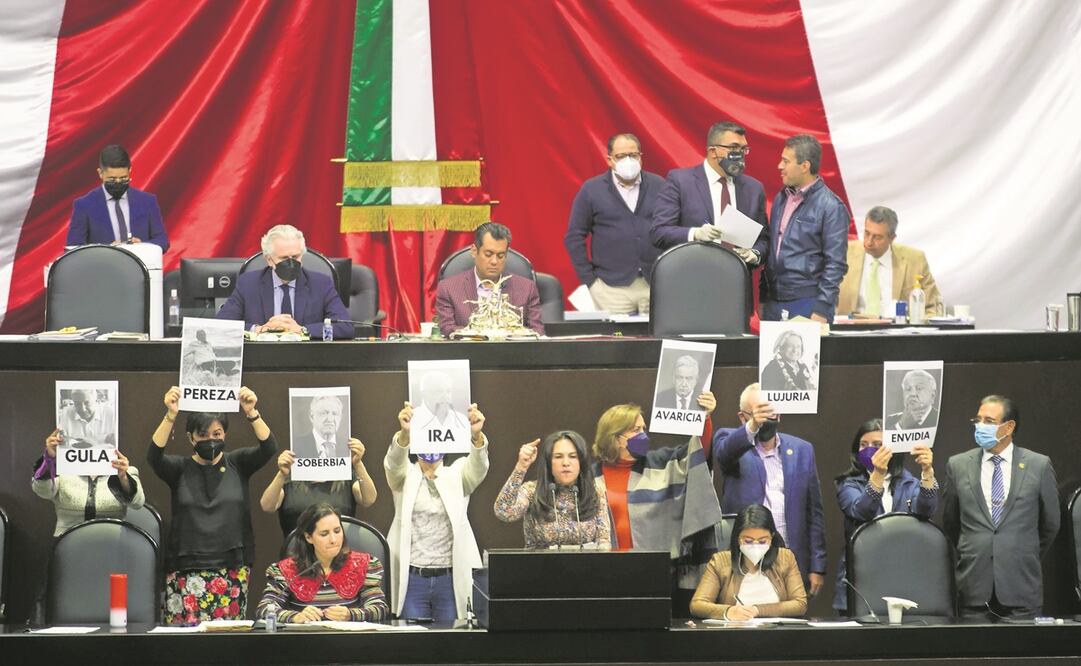 En San Lázaro, legisladores de oposición mostraron ayer letreros con los pecados capitales e imágenes del Presidente. Foto: Germán Espinosa. El Universal