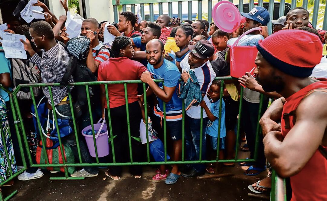 Photo: Migrants of different nationalities queue at the Mexican National Institute of Migration in Tapachula, Chiapas State, Mexico, near the Guatemalan border, on June 27, 2019 - Photo: Quetzalli Blanco/AFP