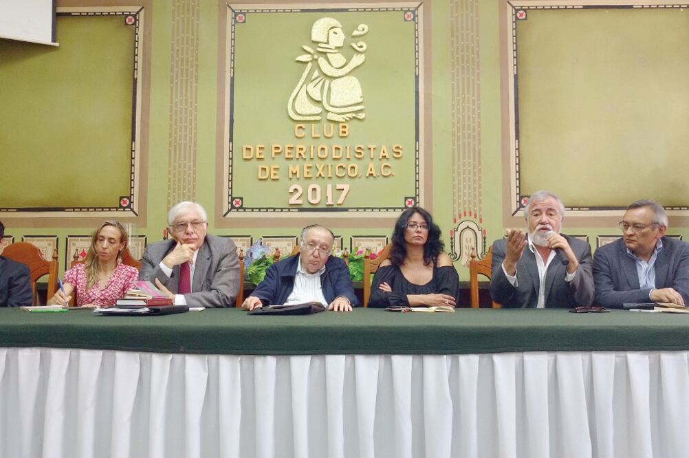 Alejandro Encinas, en un evento del Club de Periodistas, afirmó que lo que la Carta Magna capitalina busca es garantizar la pluralidad de representación en los futuros concejos. (GERARDO SUÁREZ. EL UNIVERSAL)