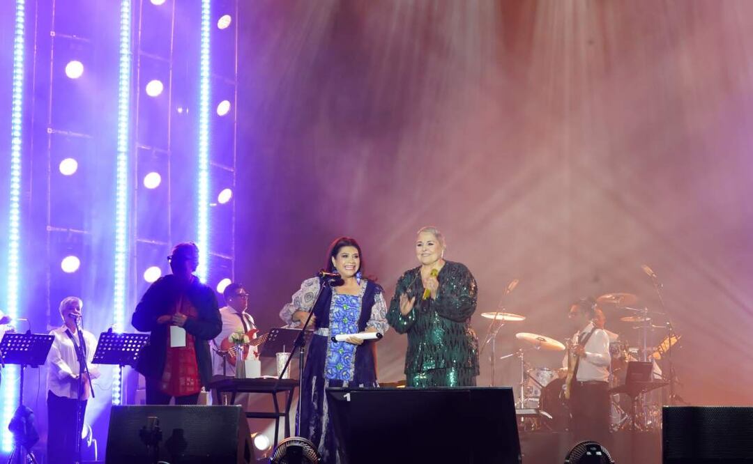 Jefa de Gobierno de la CDMX junto a la artista mexicana Lupita D'Alessio durante el concierto en el Zócalo con motivo de Día de las Madres (10/05/2025). Foto: Especial