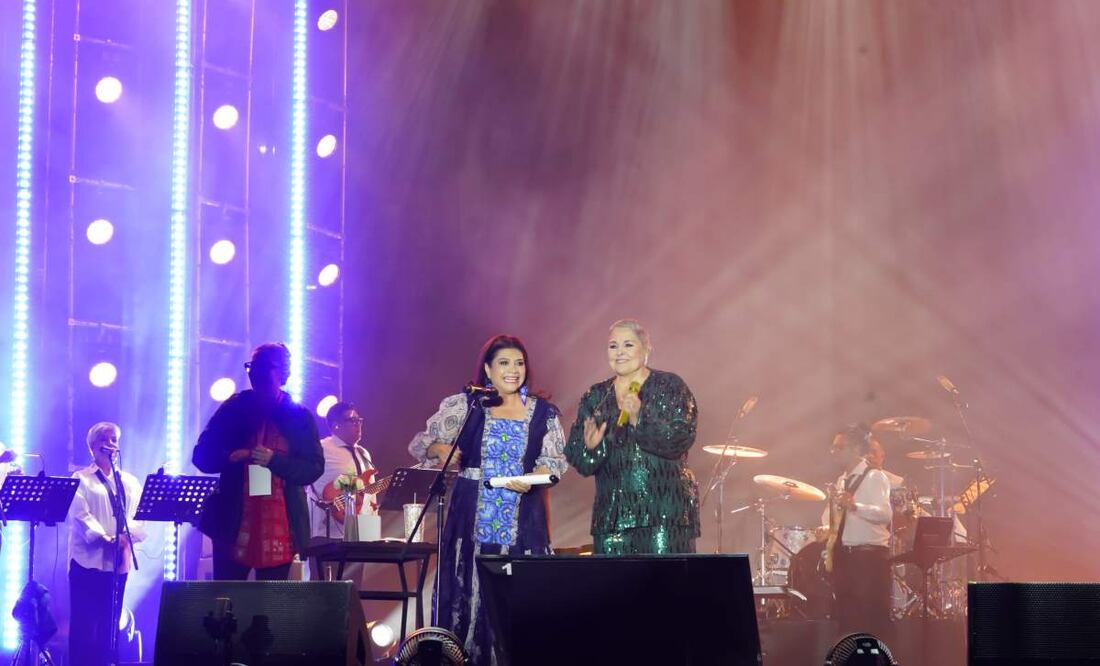 Jefa de Gobierno de la CDMX junto a la artista mexicana Lupita D'Alessio durante el concierto en el Zócalo con motivo de Día de las Madres (10/05/2025). Foto: Especial