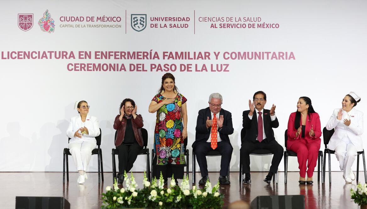 Clara Brugada encabeza ceremonia de más de 200 graduados en Enfermería Familiar y Comunitaria de la Universidad de la Salud. (Foto: especial)