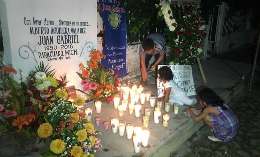 Luego de enterarse de la muerte de Juan Gabriel, pobladores de Parácuaro, Michoacán, rindieron un homenaje afuera de la casa donde nació el cantautor mexicano. Foto: Carlos Arrieta