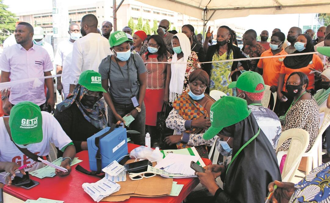 Funcionarios esperan recibir la vacuna contra el corona- virus de AstraZeneca, en Abuja, Nigeria. En la nación identi- ficaron el primer caso de ómicron. Foto: Gbemiga Olamikan. AP
