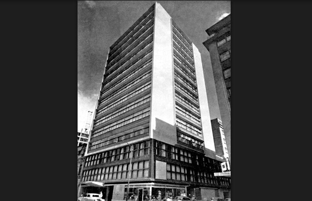 El Hotel Bamer, ubicado en la esquina de la avenida Juárez y Luis Moya, al poco tiempo de su inauguración en 1953. La construcción estuvo a cargo del despacho Martínez Negrete y la decoración, Arturo Pani. Este inmueble, después de una amplia remodelación, hoy alberga departamentos y un Sanborns en la planta baja. Crédito: Col. Villasana-Torres