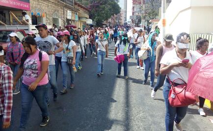 Marchan normalistas en Guerrero