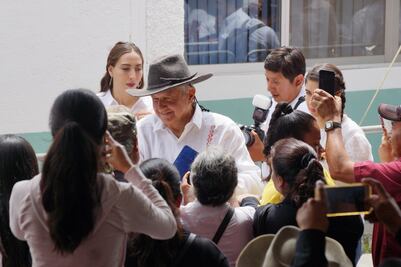 AMLO llama a funcionarios a evitar caer en la tentación del dinero y del poder