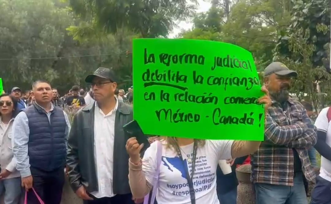 Trabajadores del Poder Judicial se manifiestan en la embajada de Canadá en México. Foto: Captura