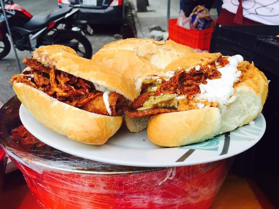 La "bomba" es el mayor éxito de Doña Chayo, quien creó la receta especial de la torta de chilaquiles con cochinita pibil / Foto: Facebook, La Esquina del Chilaquil