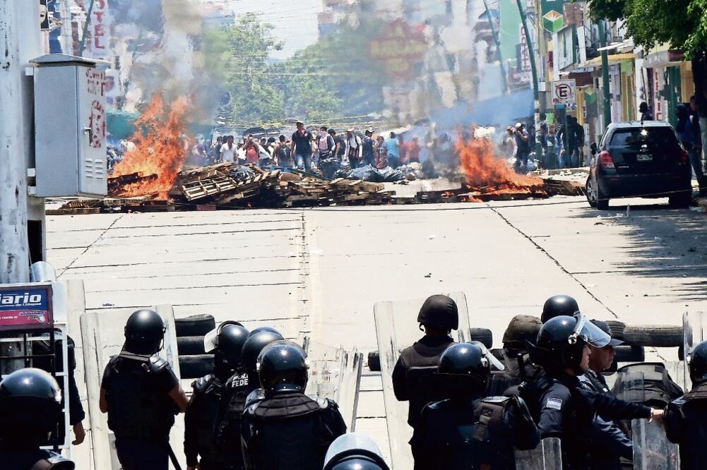 En Tuxtla Gutiérrez, los maestros intentaron bloquear los accesos a la ciudad , pero fueron impedidos de hacerlo por parte de agentes de la Policia Federal (ESPECIAL)