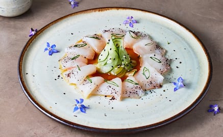 Prepara un tiradito de trucha con maracuyá y hierbas silvestres