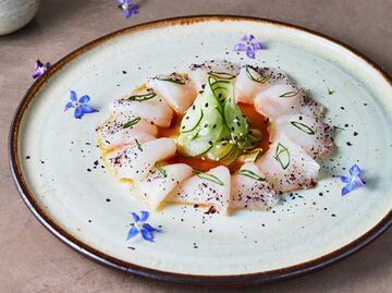 Prepara un tiradito de trucha con maracuyá y hierbas silvestres