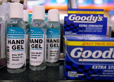 Hombre dona botellas de gel desinfectante que iba a revender